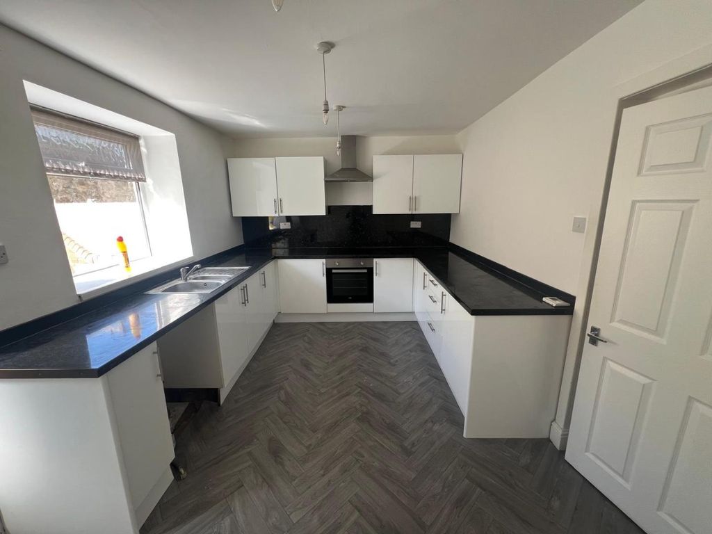 Property photo 3 of 9 Kitchen/Dining Room