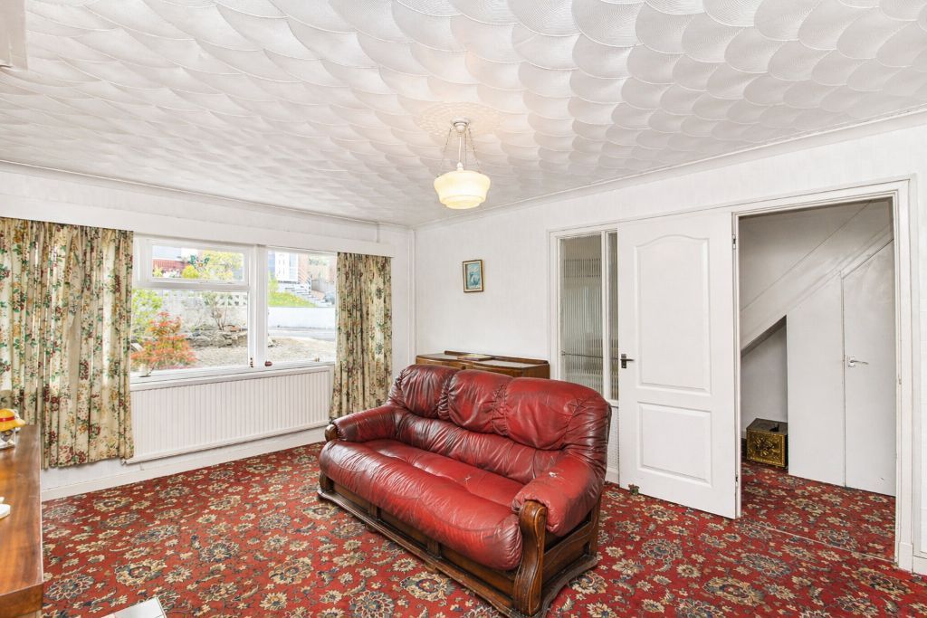 Property photo 3 of 16 Lounge