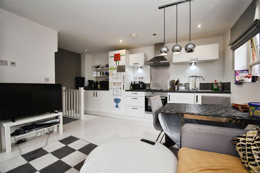 Property photo 2 of 9 Lounge / Dining Room / Kitchen