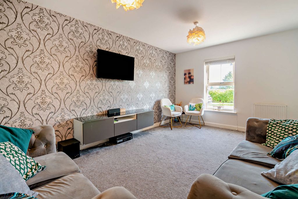 Property photo 3 of 15 Lounge