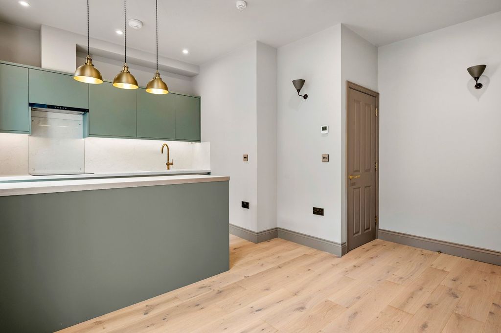 Property photo 2 of 10 Reception/Kitchen