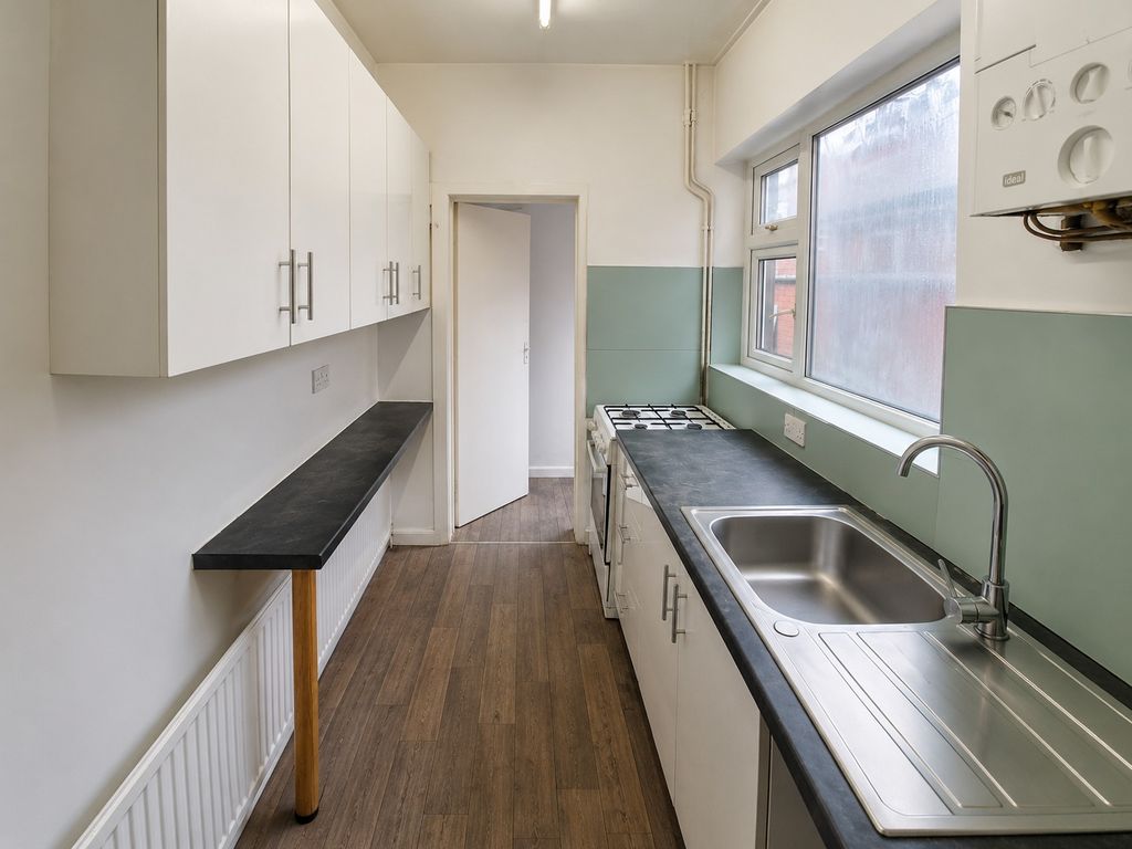 Property photo 3 of 10 Kitchen
