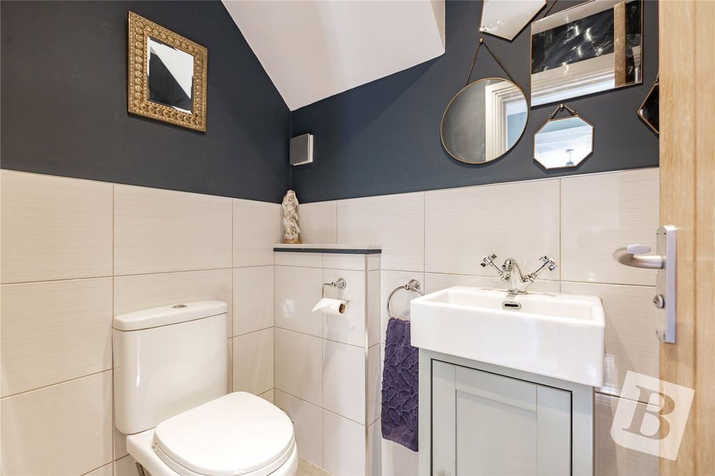 Property photo 3 of 15 Cloakroom