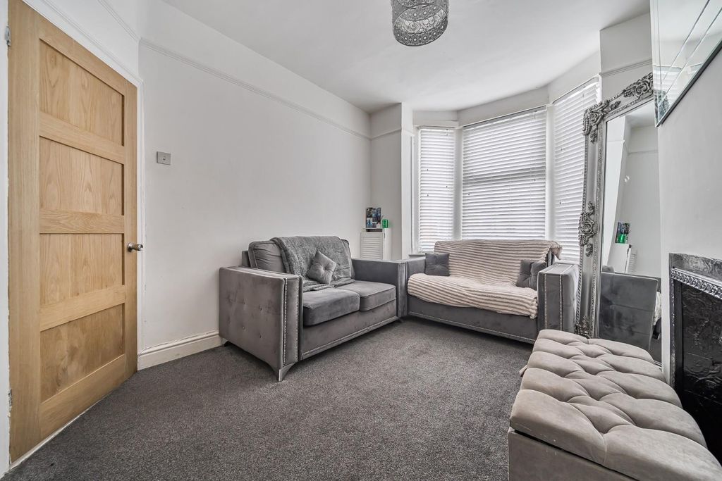 Property photo 2 of 14 1-69719E974Fff9-1403392-7-6970Bd6B0d6E8-1.Jpg