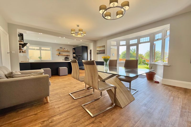 Property photo 3 of 38 31' Kitchen/Breakfast/Family Room