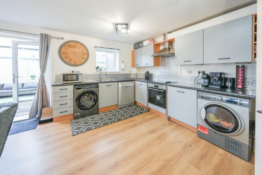 Property photo 3 of 10 Kitchen