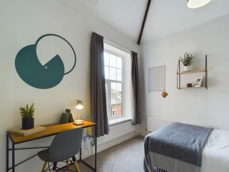 Property photo 3 of 9 A Bright And Tidy Single Bedroom Featuring A Cozy ...