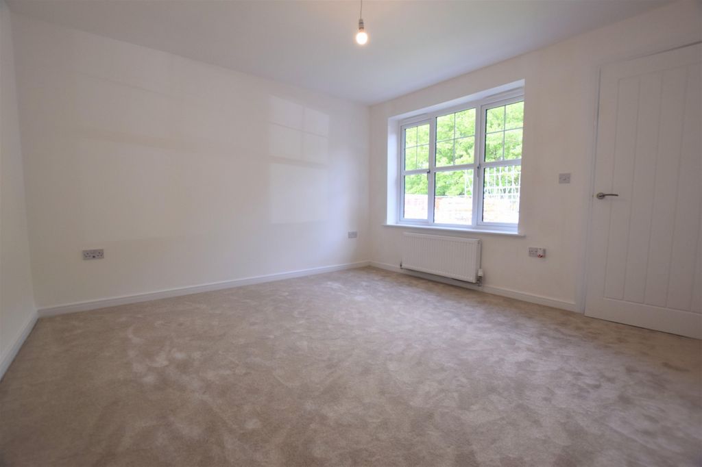 Property photo 2 of 11 .