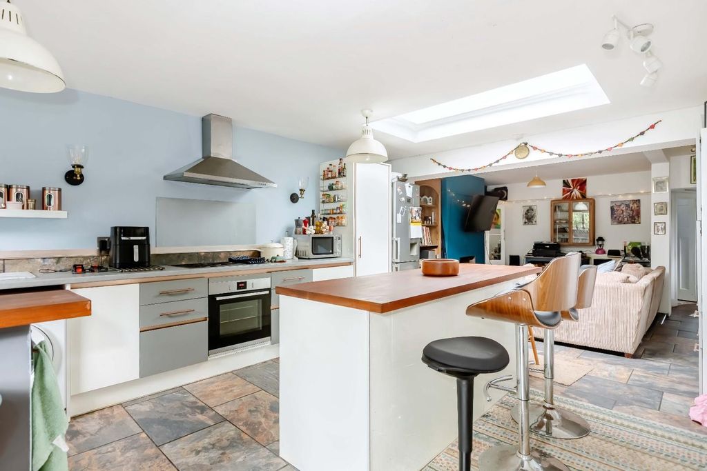 Property photo 3 of 21 Carden Avenue_7.Jpg