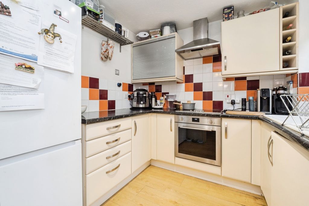 Property photo 3 of 17 Kitchen