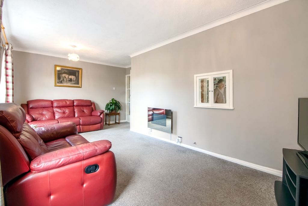 Property photo 3 of 18 Lounge-9