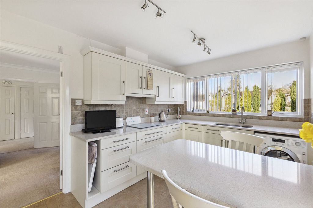 Property photo 3 of 12 Kitchen/Breakfast