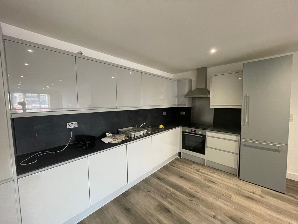 Property photo 1 of 8 2 Bed Flat To Rent Hounslow, High Street