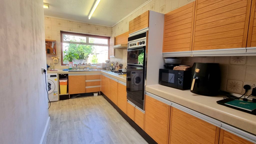 Property photo 3 of 8 4