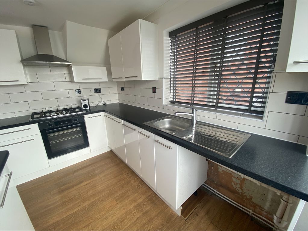 Property photo 3 of 18 Kitchen