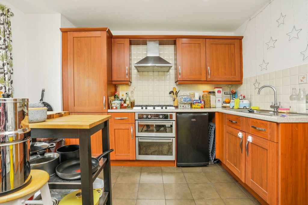 Property photo 2 of 20