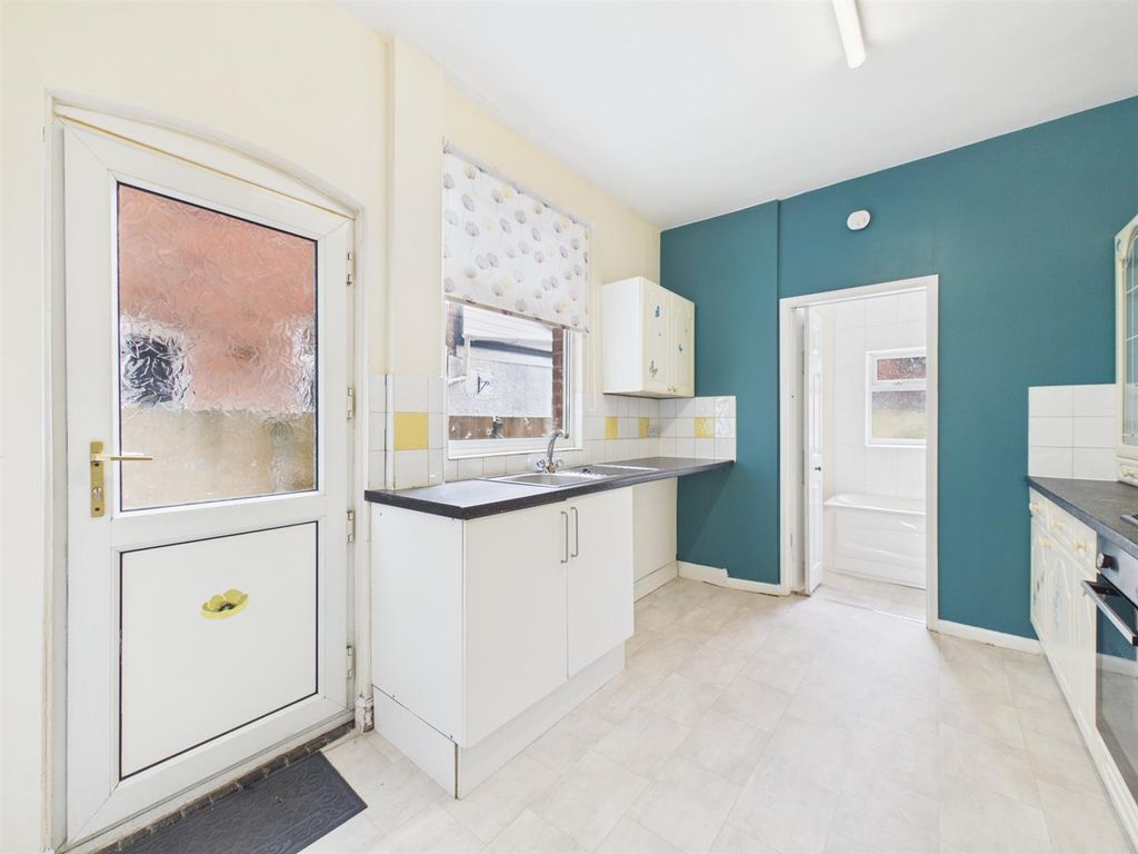 Property photo 3 of 11 Kitchen