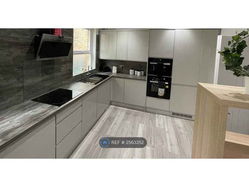 Property photo 3 of 6 Kitchen