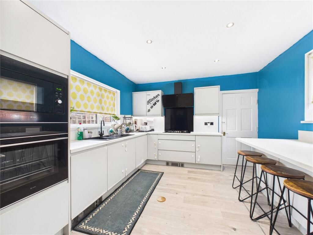 Property photo 3 of 11 Kitchen