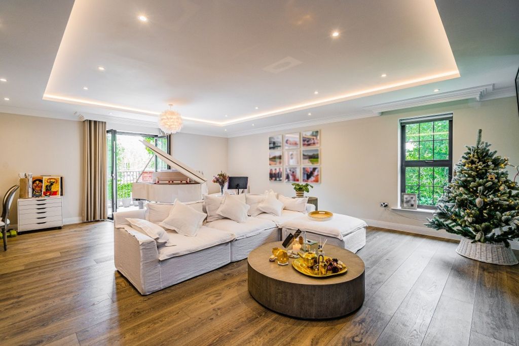 Property photo 3 of 21 Lounge