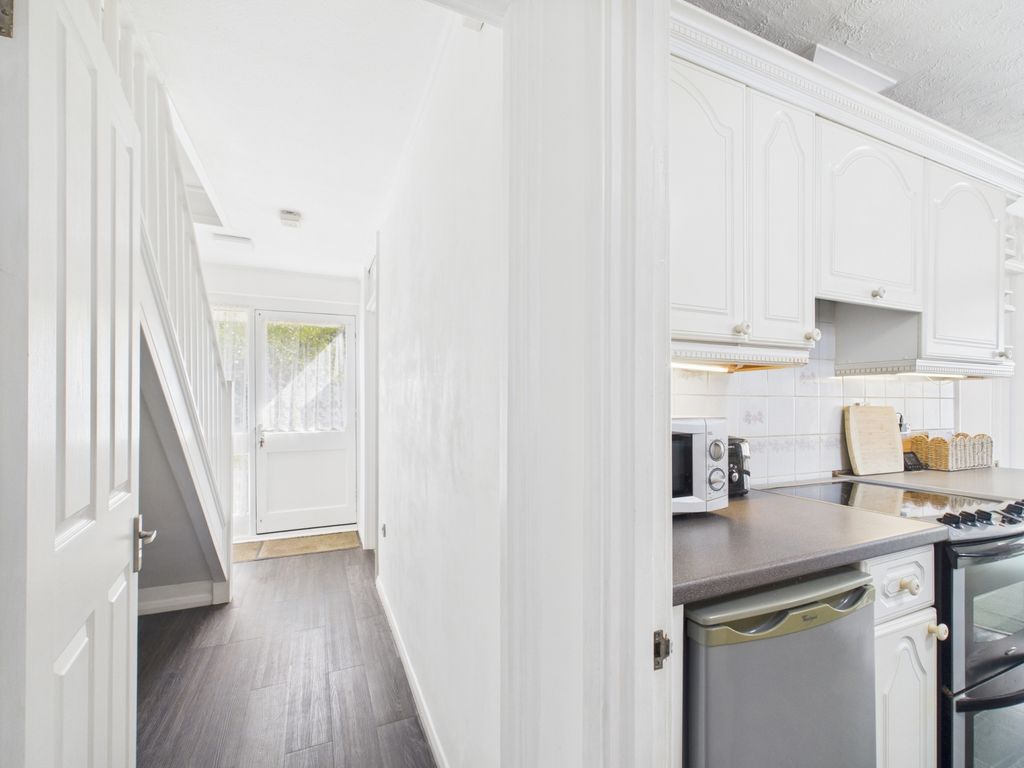 Property photo 2 of 19 Ewemove Basingstoke Estate Agents - Cleveland Clos
