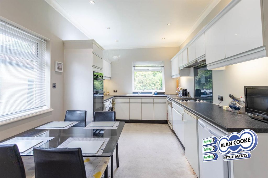 Property photo 2 of 18 Breakfast Kitchen