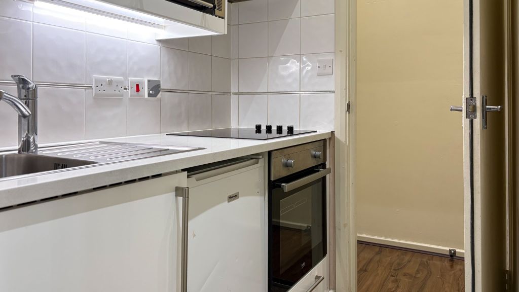 Property photo 2 of 6 Kitchen