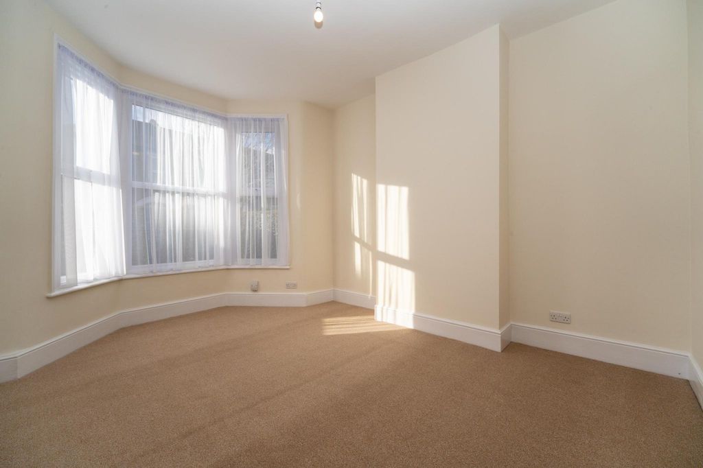 Property photo 3 of 14 Lounge/Bedroom