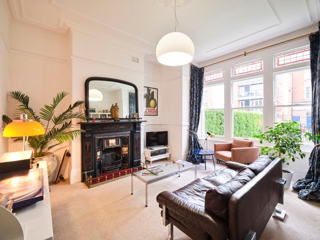 Property photo 2 of 18 Sitting Room