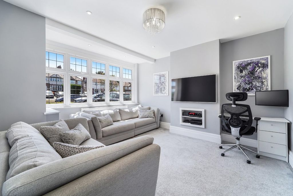 Property photo 2 of 17 Winkworth Road