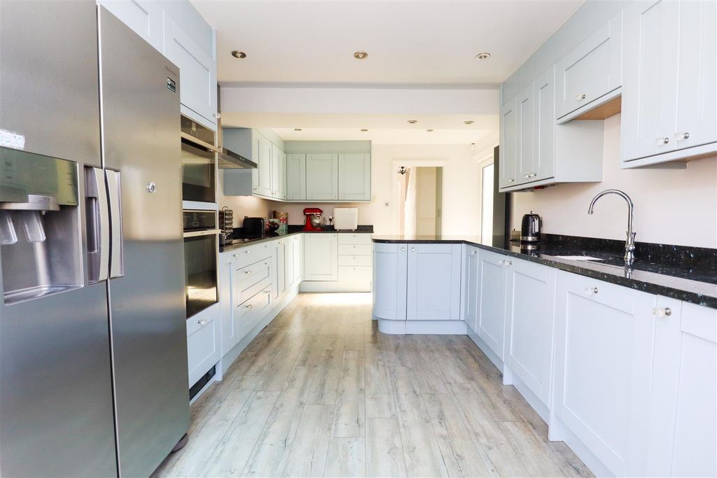 Property photo 2 of 17 Kitchen