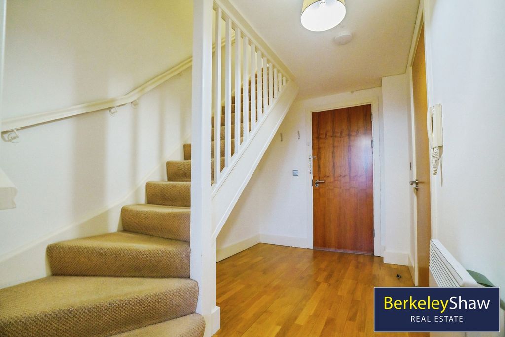 Property photo 2 of 24 Hallway