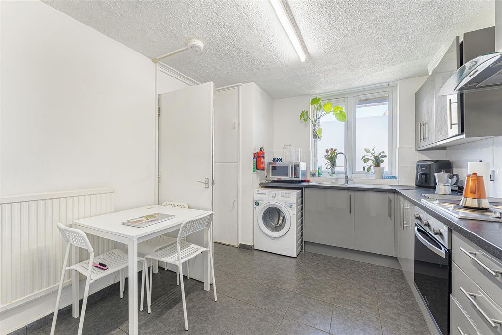 Property photo 2 of 22 Marden Square