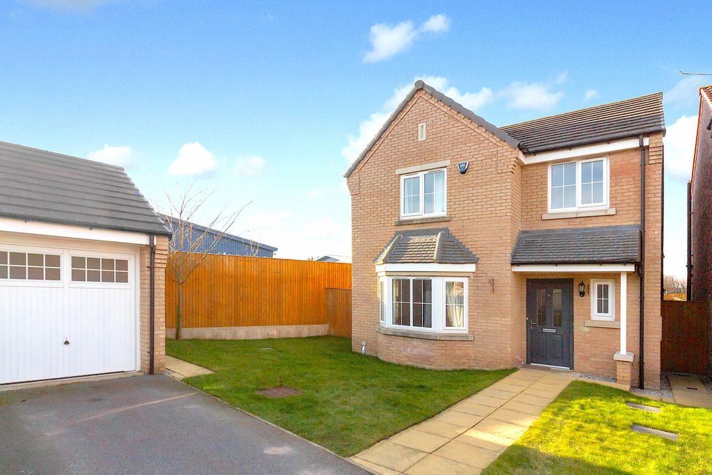 Property photo 2 of 21 23 Hornbeam Close - Front1