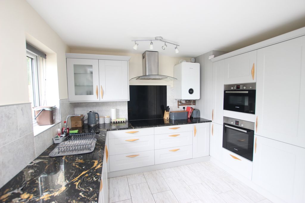 Property photo 3 of 12 Kitchen