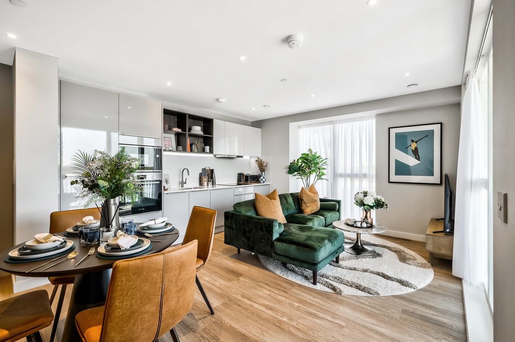 Property photo 2 of 22 2B Showhome