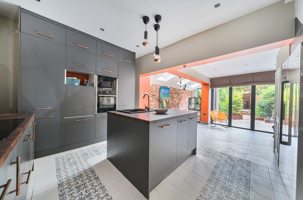 Property photo 3 of 18 Kitchen
