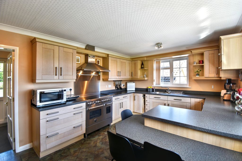 Property photo 2 of 31