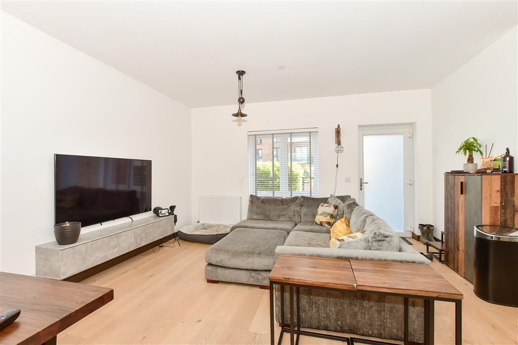 Property photo 3 of 12 Kitchen/Lounge