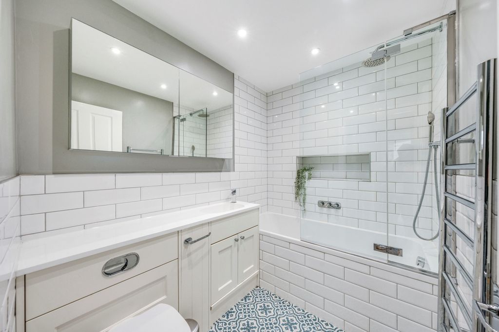 Property photo 3 of 9 Bathrooom