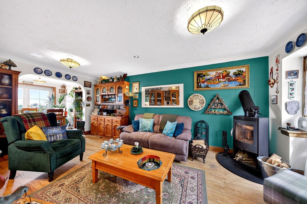 Property photo 2 of 38 Lounge