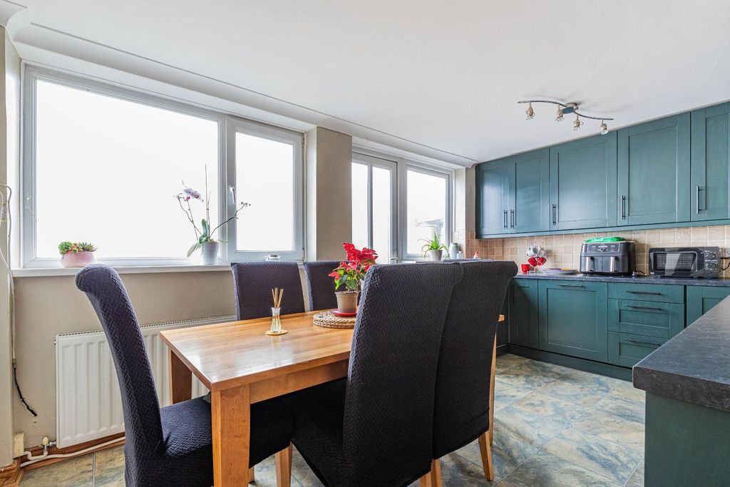 Property photo 3 of 27 Kitchen