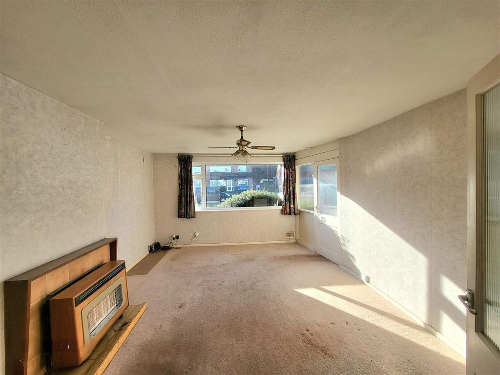 Property photo 3 of 11 Sitting Room