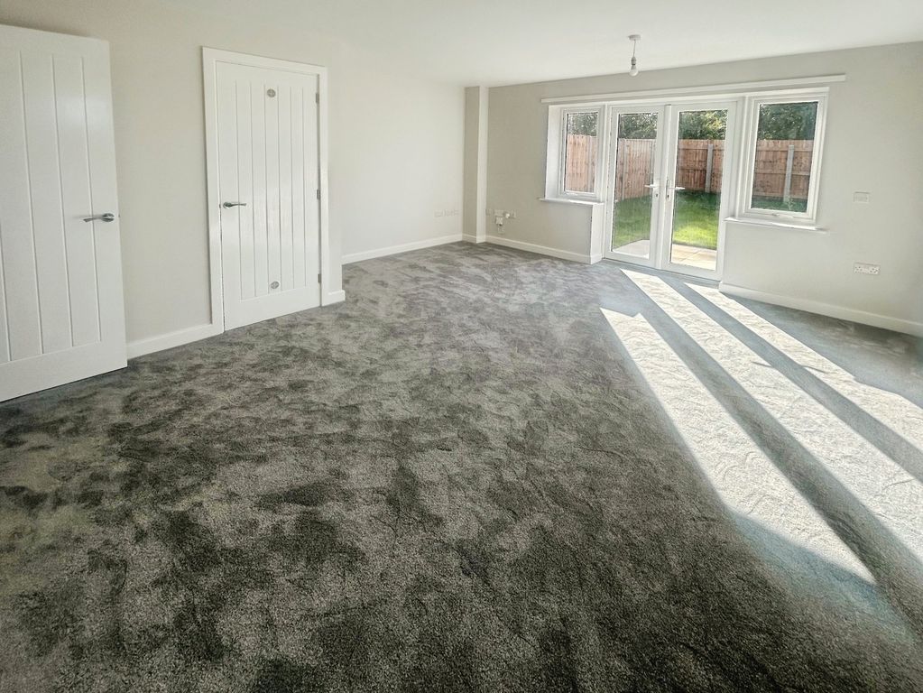 Property photo 2 of 8 Picture No. 12