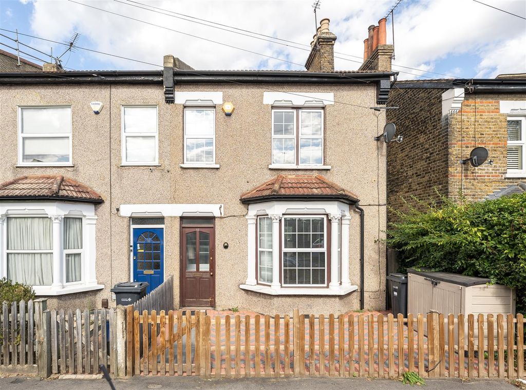Property photo 1 of 20 Daisy Road, E18