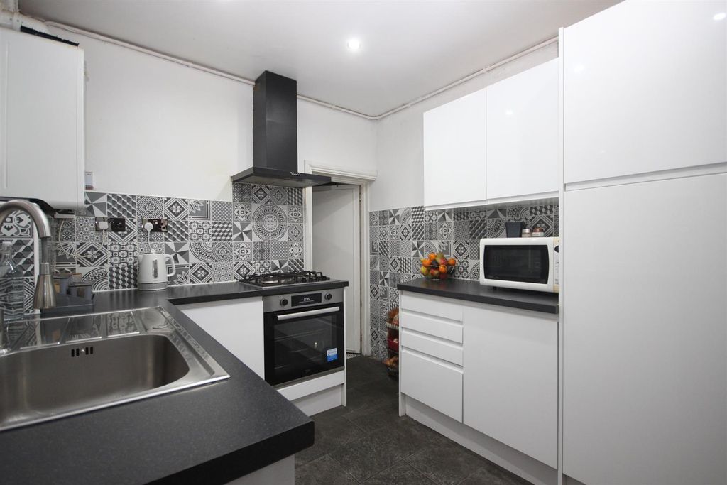 Property photo 3 of 25 Kitchen