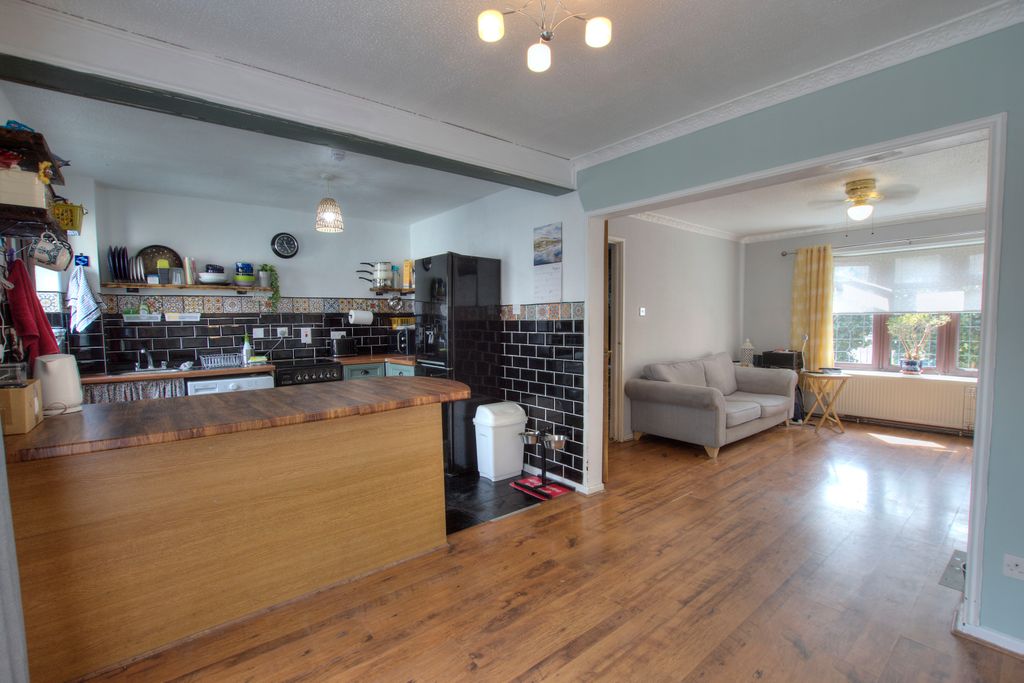 Property photo 2 of 22 2. Kitchen: Diner