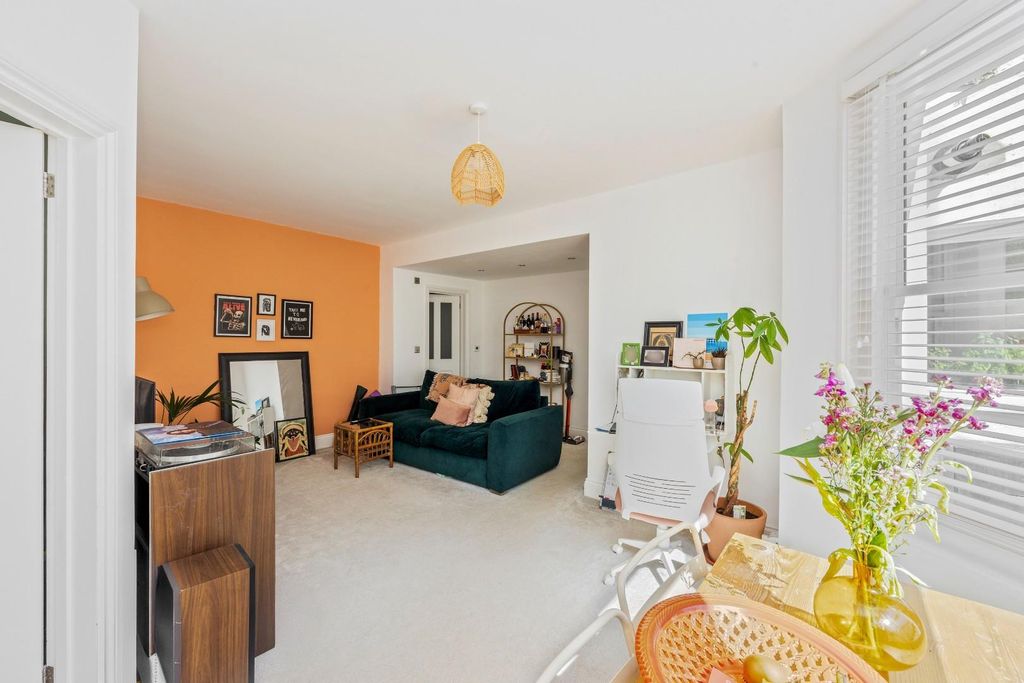 Property photo 2 of 17 Cromwell Road, 37E-008.Jpg