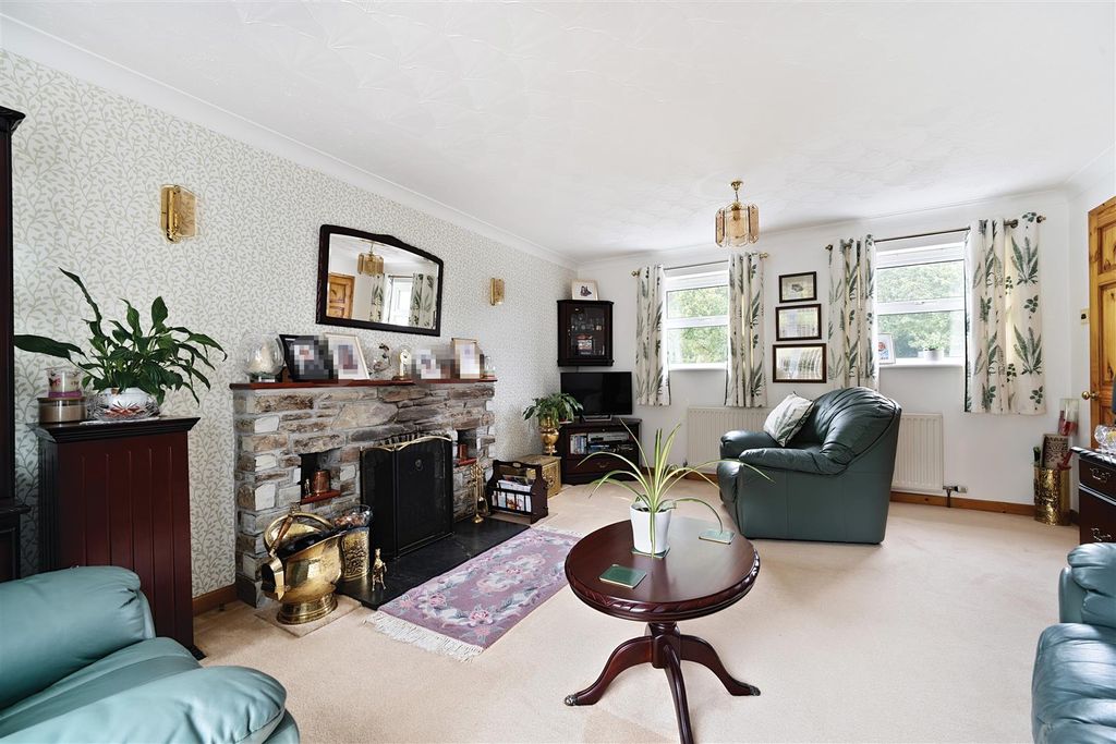 Property photo 3 of 27 Sitting Room