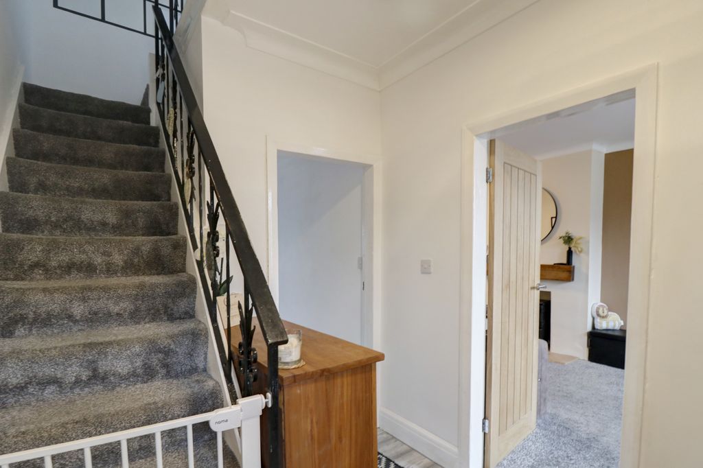 Property photo 2 of 25 Hallway 1.1